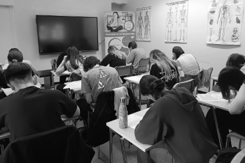 Orientament con studenti in aula.