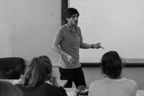 Orientament con docente in aula.