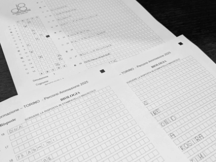 Orientament con studenti in aula.